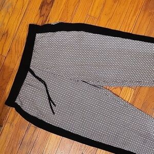 DKNYC Drawstring printed pant size medium. EUC.‎